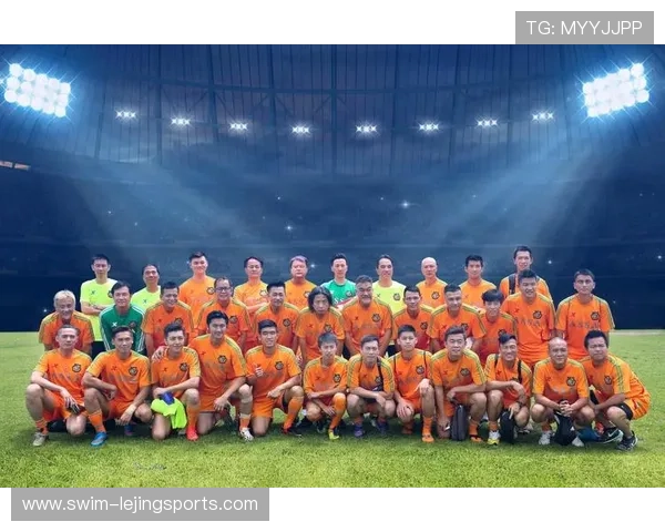 银河足球队明星球员合影展现球场英姿风采及荣耀时刻